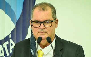 Gravatá | Em expediente movimentado, Neném de Uruçu ouve demandas da população e recebe presente de artesão Gravatá | Em expediente movimentado, Neném de Uruçu ouve demandas da população e recebe presente de artesão