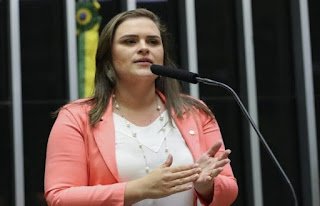 Marília cobra plano de vacinação e diz que “Ministério da Saúde precisa funcionar e parar com negacionismo, fake news e improviso” Marília cobra plano de vacinação e diz que “Ministério da Saúde precisa funcionar e parar com negacionismo, fake news e improviso”