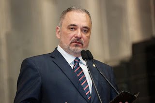 Durante programa de rádio, deputado Marco Aurélio sofre AVC; parlamentar encontra-se hospitalizado e se recupera bem