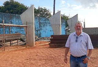 Vereador Neném de Uruçu visita obra paralisada da quadra de Uruçu-Mirim; construção deveria ter sido concluída em 12 meses Vereador Neném de Uruçu visita obra paralisada da quadra de Uruçu-Mirim; construção deveria ter sido concluída em 12 meses