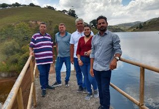 Chã Grande | Em meio a falta de água nas torneiras, vereadores fazem vistoria e encontram barragens cheias; parlamentares cobram solução da Compesa Chã Grande | Em meio a falta de água nas torneiras, vereadores fazem vistoria e encontram barragens cheias; parlamentares cobram solução da Compesa