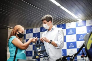 João Campos entrega novos kits do programa ‘Renda por App’; kits contém bicicleta, capacete e smartphone com internet