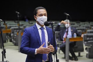 André Ferreira apresenta projeto para tornar templos e igrejas essenciais