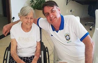 Mãe de Bolsonaro recebe segunda dose da CoronaVac