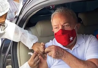 Lula recebe primeira dose da vacina contra a covid-19, critica governo federal e chama Bolsonaro se “ignorante”