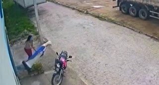 Vídeo | Intolerância religiosa em Bezerros: mulher derruba estátua de Santa e diz que faria outra vez Vídeo | Intolerância religiosa em Bezerros: mulher derruba estátua de Santa e diz que faria outra vez