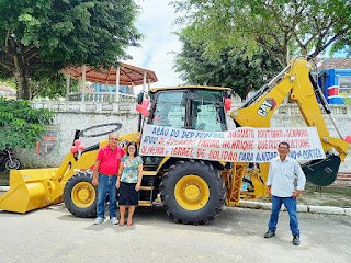 Augusto Coutinho atende pedido feito por Geninho, Cristiane Oliveira e Eduardo Farias e garante aquisição de retroescavadeira para agricultores de Cortês Augusto Coutinho atende pedido feito por Geninho, Cristiane Oliveira e Eduardo Farias e garante aquisição de retroescavadeira para agricultores de Cortês