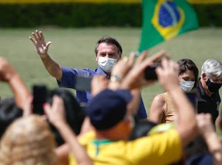 Bolsonaro volta a criticar governadores e diz que estão “esticando a corda”