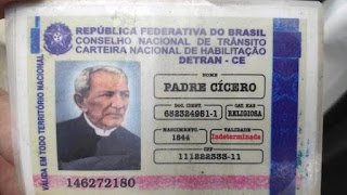 Inusitado: parado em blitz, idoso pilotando moto apresenta CNH em nome do Padre Cícero
