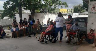 Acompanhantes e pacientes denunciam aglomeração e falta de higienização de cadeiras em hospital do Recife Acompanhantes e pacientes denunciam aglomeração e falta de higienização de cadeiras em hospital do Recife