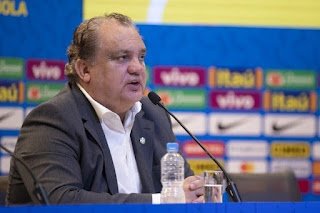 Ex-jogador da seleção brasileira, Branco piora da Covid e respira por aparelhos em UTI