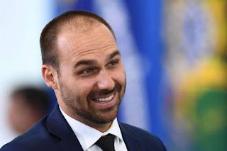 Questionado sobre máscara, Eduardo Bolsonaro dispara: “Enfia no rabo, gente”
