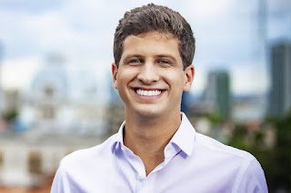 Em Recife, número de pessoas vacinadas já supera o de casos confirmados de covid-19; João Campos comemora