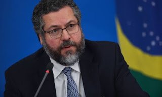 Após tuíte acusando Kátia Abreu, senadores voltam a pedir demissão de Ernesto Araújo Após tuíte acusando Kátia Abreu, senadores voltam a pedir demissão de Ernesto Araújo