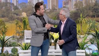 Ator Kleber Lopes do programa ‘A praça é nossa’, morre de covid-19 aos 39 anos