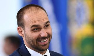 Após ter representação sobre AI-5 arquivada, Eduardo Bolsonaro se refere a mulheres da CCJ como “portadoras de vagina”; Hasselmann fala em Conselho de Ética