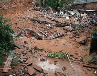 Sob chuva, Cortês tem rua interditada pela Defesa Civil; município registra queda de muro e deslizamentos