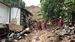 Bombeiros procuram pai, mãe e filha que foram soterrados por barreira em Jaboatão; equipes acharam corpo de filho mais velho Bombeiros procuram pai, mãe e filha que foram soterrados por barreira em Jaboatão; equipes acharam corpo de filho mais velho