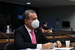 Danilo Cabral cobra MEC sobre aplicação da nova lei de inclusão digital de professores e alunos