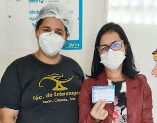 “Com as bênçãos de Deus, vamos vencer o vírus”, afirma Cristiane Oliveira após ser vacinada contra a covid-19