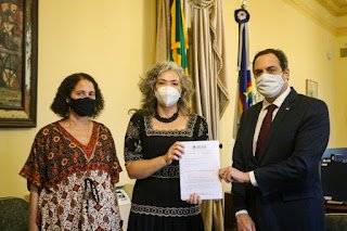 Liana Cirne entrega ofício e representação disciplinar cobrando apuração e punição de policiais que participaram dos atos de violência no Recife