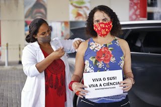Vice-governadora recebe vacina e homenageia o SUS
