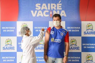 Sairé | Prefeito Gildo Dias é vacinado contra a COVID-19