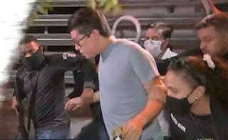 Dj Ivis é preso em Fortaleza por agredir ex-mulher; diante dos policiais, artista ficou manso e não reagiu Dj Ivis é preso em Fortaleza por agredir ex-mulher; diante dos policiais, artista ficou manso e não reagiu