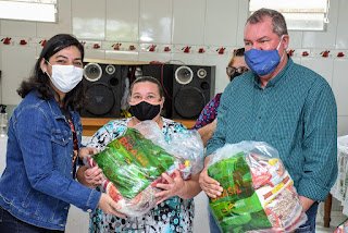 Gravatá | Neném de Uruçu garante entrega de cestas básicas a 100 famílias de Uruçu-Mirim, através de parceria com André Ferreira