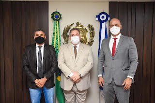 Anderson Correia apresenta Comissão dos Direitos dos Animais ao presidente da Alepe Anderson Correia apresenta Comissão dos Direitos dos Animais ao presidente da Alepe