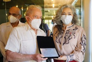 Vereadora Liana Cirne entrega voto de aplauso ao ex-presidente Lula em sua despedida do Recife