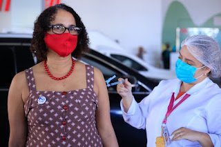 Luciana Santos recebe segunda dose da vacina contra Covid-19