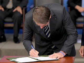 Fontes do Planalto dizem que Bolsonaro decidiu vetar reajuste que elevaria fundo eleitoral a R$ 5,7 bilhões