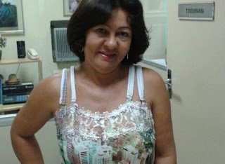Secretária do presidente da Câmara de Limoeiro é encontrada morta dentro de casa com faca cravada no pescoço Secretária do presidente da Câmara de Limoeiro é encontrada morta dentro de casa com faca cravada no pescoço