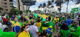 No Recife, apoiadores de Bolsonaro fazem ato em defesa do voto impresso; manifestantes recolheram alimentos para famílias carentes No Recife, apoiadores de Bolsonaro fazem ato em defesa do voto impresso; manifestantes recolheram alimentos para famílias carentes