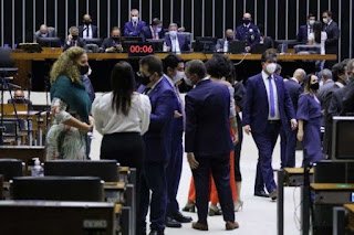Câmara aprova quarentena para policiais, militares e juízes disputarem eleições