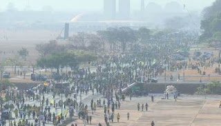 Em Brasília, manifestantes tentam furar bloqueio e PM lança bombas