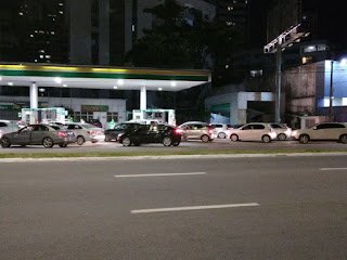Temendo falta de combustíveis, consumidores fazem fila em postos em Boa Viagem