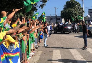 Bolsonaro chega ao Recife, onde participa da inauguração de Escola de Formação de Luthier e de passagem do Comando Militar do Nordeste