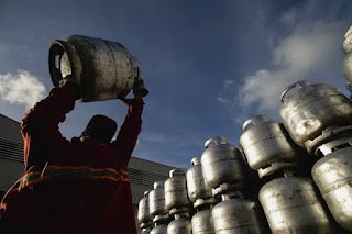 Petrobras anuncia auxílio para famílias de baixa renda comprarem gás de cozinha