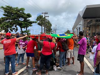 Recife | Carro fura bloqueio, atropela mulher que saía de protesto contra Bolsonaro e foge sem prestar socorro