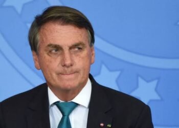 Bolsonaro diz que vacina contra Covid-19 causa Aids; governo britânico desmente