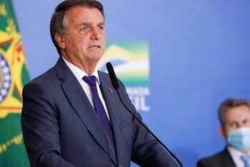 Bolsonaro sanciona projeto que flexibiliza lei de improbidade administrativa