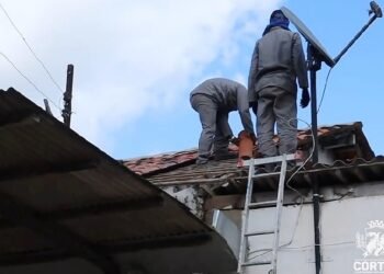 Cortês | Sem capacete, trabalhadores se arriscam enquanto fazem manutenção no telhado de escola municipal; imagens aparecem em vídeo institucional da prefeitura