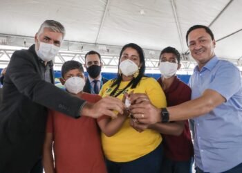 Em Gravatá, André Ferreira participa de entrega de residencial do Programa Casa Verde e Amarelo
