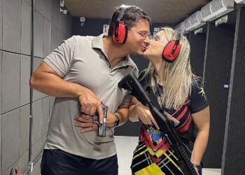 Foto de Clarissa Tércio e pastor Júnior Tércio portando armas gera polêmica e divide opiniões entre internautas