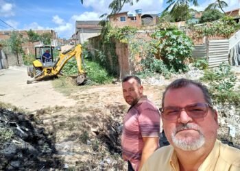 Gravatá | Pedido de Neném de Uruçu é atendimento e prefeitura realiza manutenção em rede de esgoto no Bairro Alpes Suíço