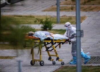Pandemia volta a crescer na Rússia e país registra recordes em mortes por covid-19