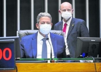 Arthur Lira negocia apoio com líderes partidários para aprovar PEC dos Precatórios