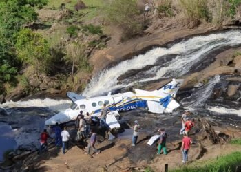 Avião que levava Marília Mendonça cai perto de cachoeira no interior de MG; cantora está bem, diz assessoria